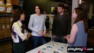 شوکیا foursome کے ساتھ بھاڑ میں جاؤ ڈک بھوک لگی MILF گرہنتیوں