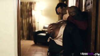 Pervy client veut avoir des relations sexuelles avec sexy agent immobilier Osa Belle et puis il va acheter la maison