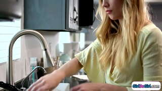 Малламуй бо нињоии сиськами ба хона меояд пораньше ба худ духтаре бо маленькими сиськами, ва онҳо празднуют ин лесбийским алоқаи ҷинсӣ.Онҳо целуются, ва busty красотка надевает оправу ва подставляет вай шахси