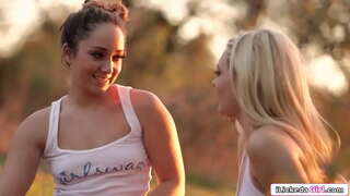 ���ესბო ვადები სწორი, ქერა, მაშინ ჩარჩოებით და gets her pussy