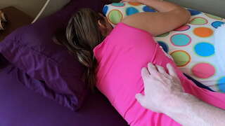 ���ියා ලැබෙන දැරියගේ මව උදෑසන දක්වා සමග ඔහුගේ විශාල කුකුළා