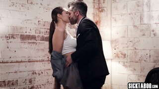 Sexy MILF Bella Rolland got ŝraŭbita tiel forte kaj profunde, kaj ŝi ŝatis ĝin tiel multe