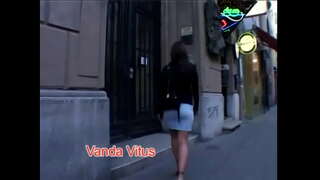 Brünett ilu Sarah Sinine loomulik tissid seljas kukk igas asendis