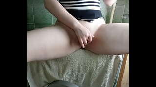 فتاة مع كبير الحمار تحصل على هزة الجماع على غسل آلة هزاز