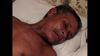 Tigulang nga tawo sa pagkuha sa pipila ka tambok pussy