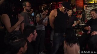 Girl ma xi bar magħmula biex ħmar u l-irdigħ vit