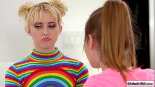 Poeth carwash bobl yn eu harddegau yn rhwbio ei gilydd pussy ar ôl gwaith