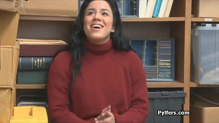 Melengkung Latina pencuri rusak dan fucked oleh horny pengawal