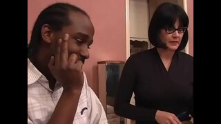 Tattoed MILF babe mewn gwydrau yn llenwi ei pussy caled eboni dick Tattoed MILF babe mewn gwydrau yn llenwi ei pussy caled eboni dick