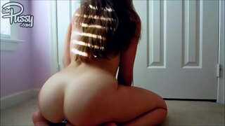 Pantat sialan di karpet di rumah