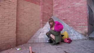 Nina gets Madrido varma kun ŝia telefono bustings!