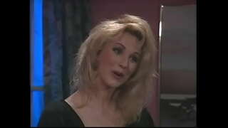 Minunata doamna blonda suge pula si se pizda ei roz pe umeri negru canapea