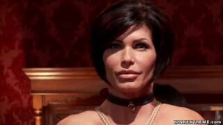 Uimastamise suur rind blond MILF Cherie Deville imeb suurt riista, siis fucks teda kuigi brünett MILF Shay Fox jagamise teda ja imemiseks Ülemisel Korrusel poole